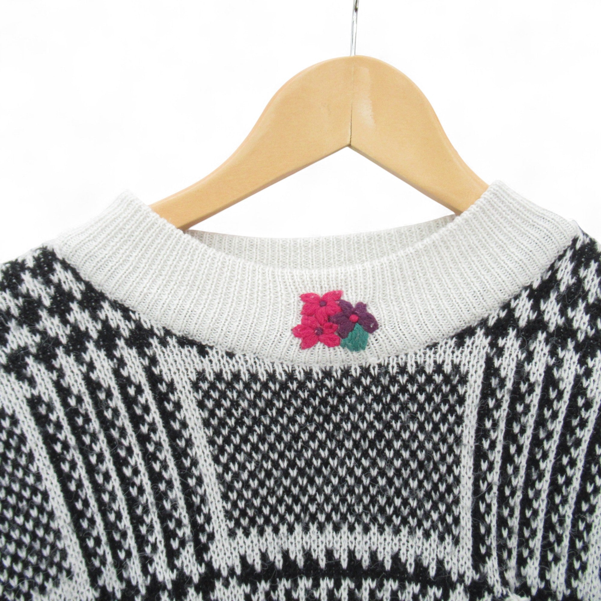 neckline image for Honey Vintage Knit Jumper Large Flower Womenswear | Pre-loved
