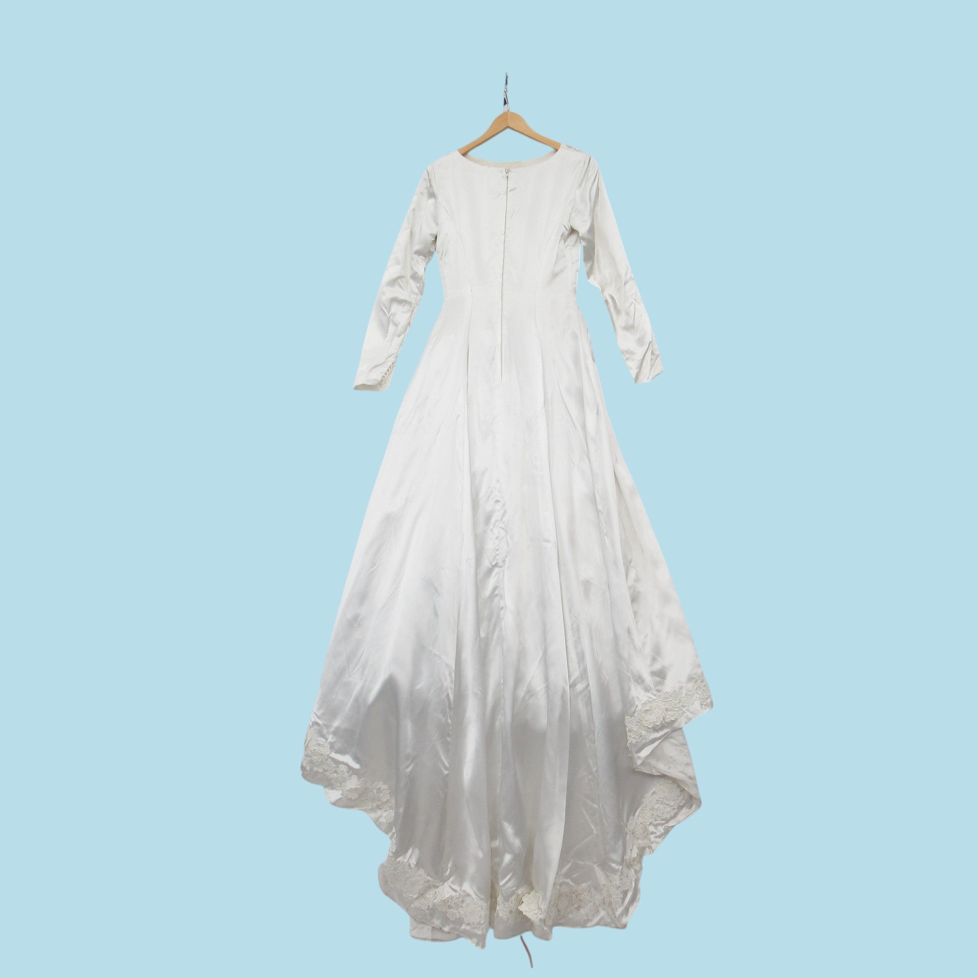 back image for Wedding Dress Vintage Lace White Small Veil Womenswear | Pre-loved