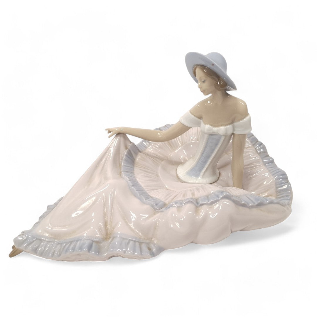 Front image of Lladro Nao Grace 1265