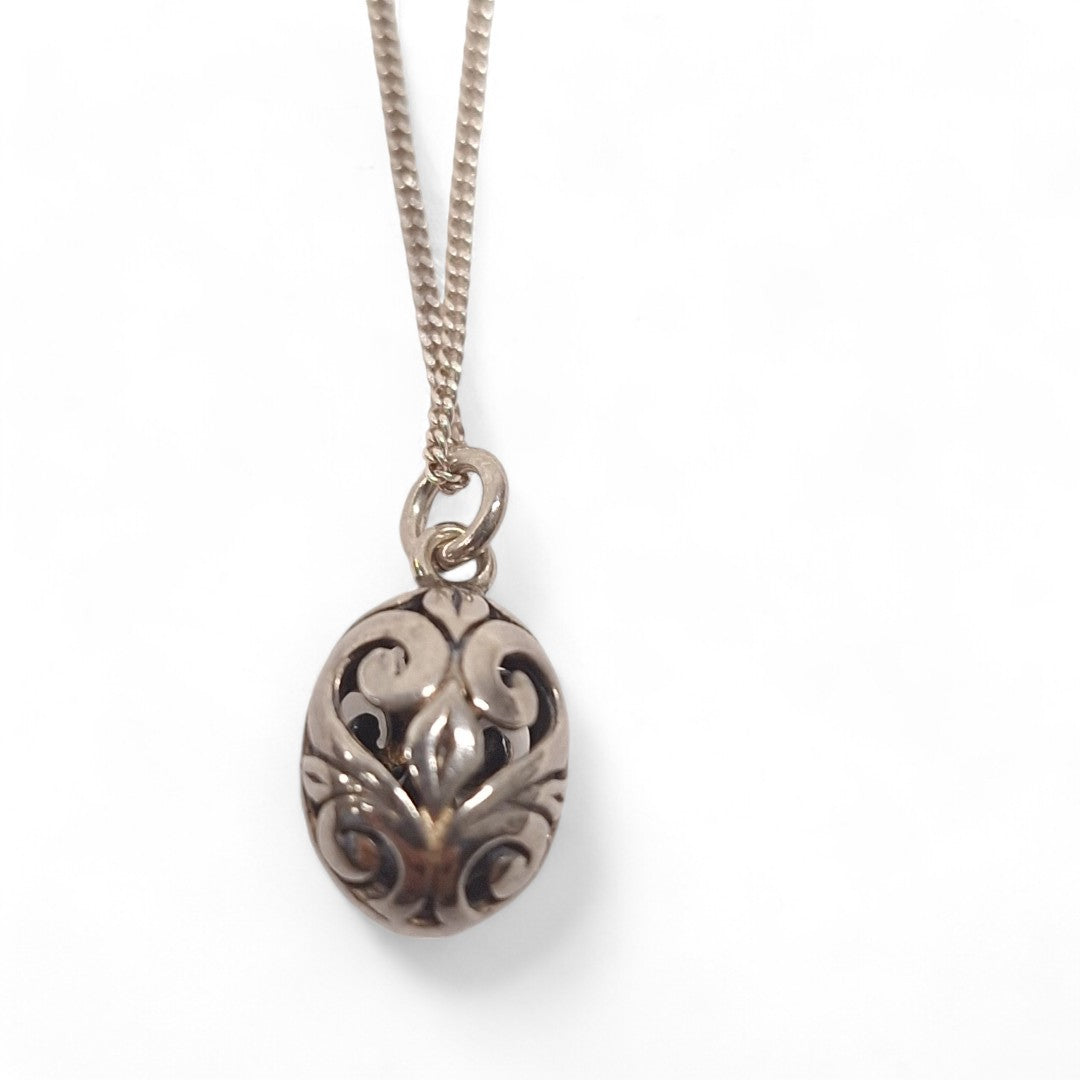 Close up image of Silver Pendant Necklace