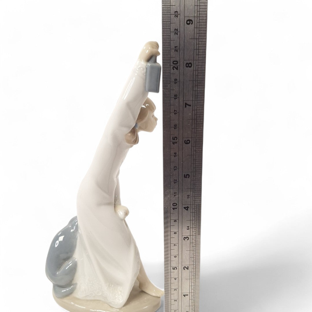 Measurement image of Lladro Nao figurine