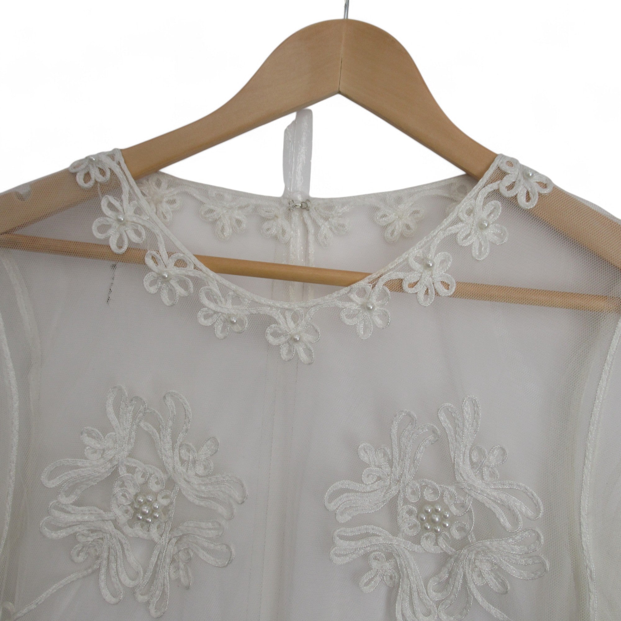 neckline image for Vintage Lace Cropped Top White UK 12 Womenswear | Preloved 