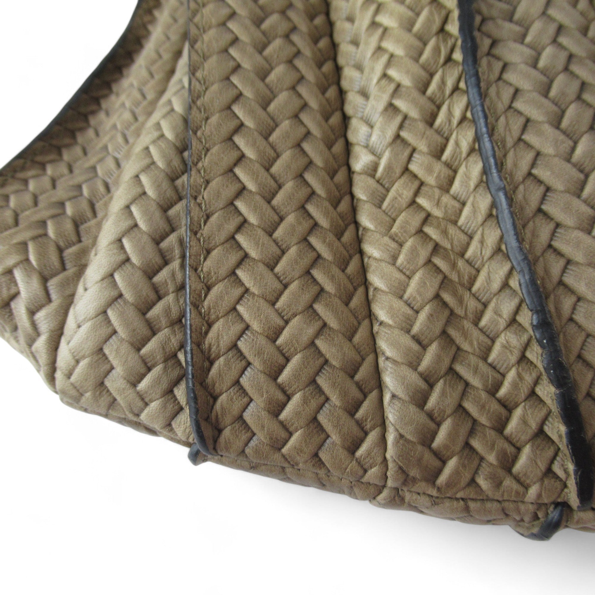 close up image for Lupo Barcelona Nappa Leather Weave Shoulder Handbag Womenswear | Preloved 