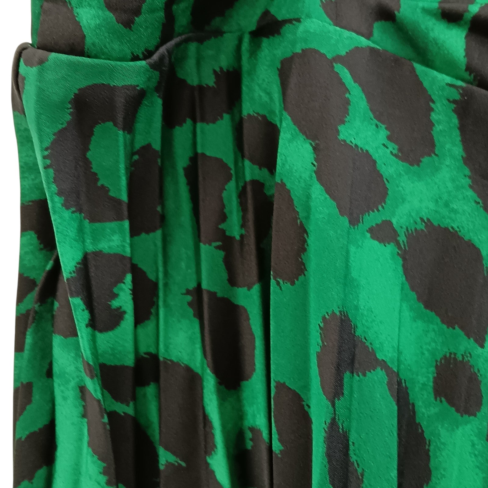Close up image forNew Look Curves Green Leopard Print Pleated Midi Skirt UK 24 Womenswear | Pre-loved