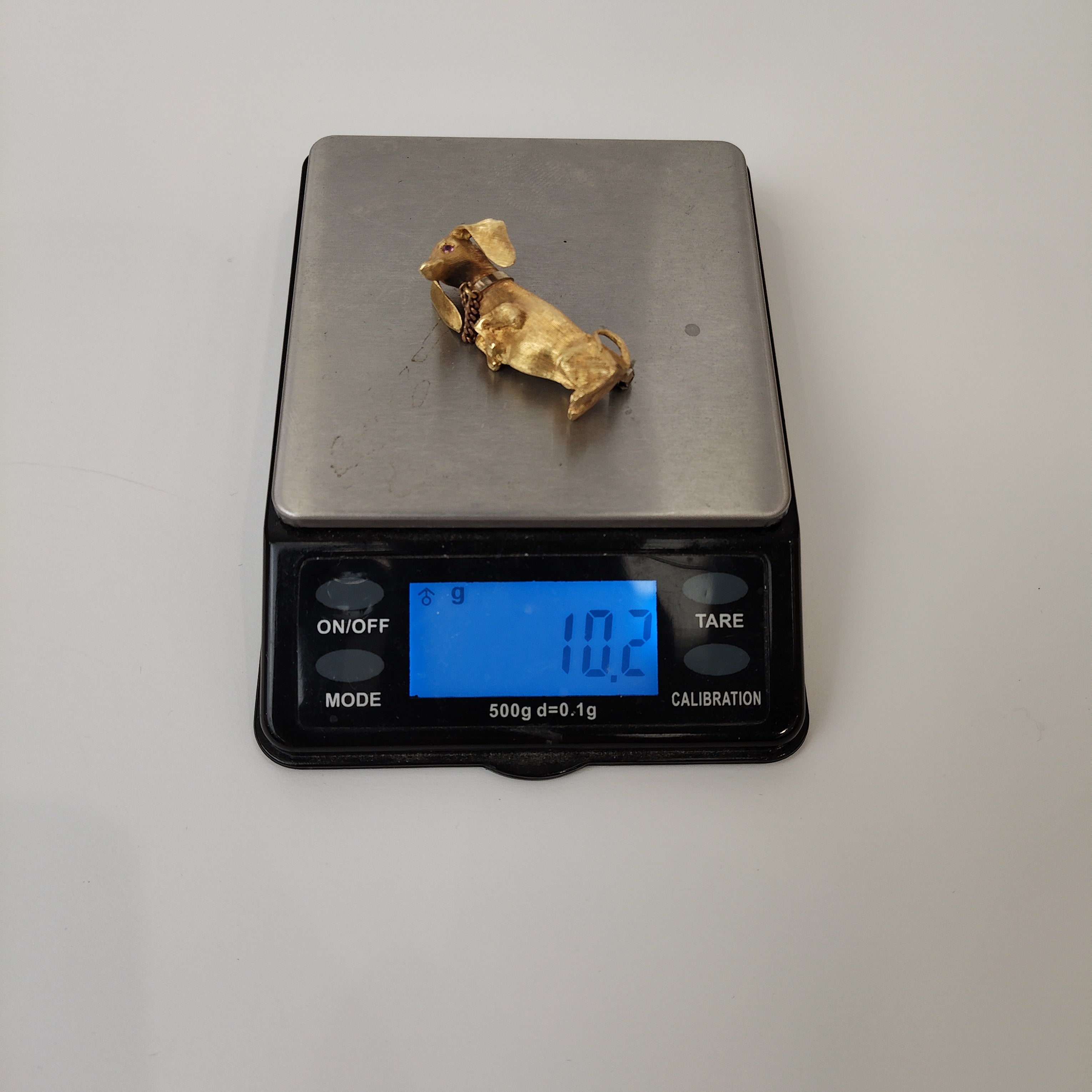 weight image for Dachshund 18ct Yellow Gold Ruby Stone Vintage Jewellery Brooch 10.2g - Preloved