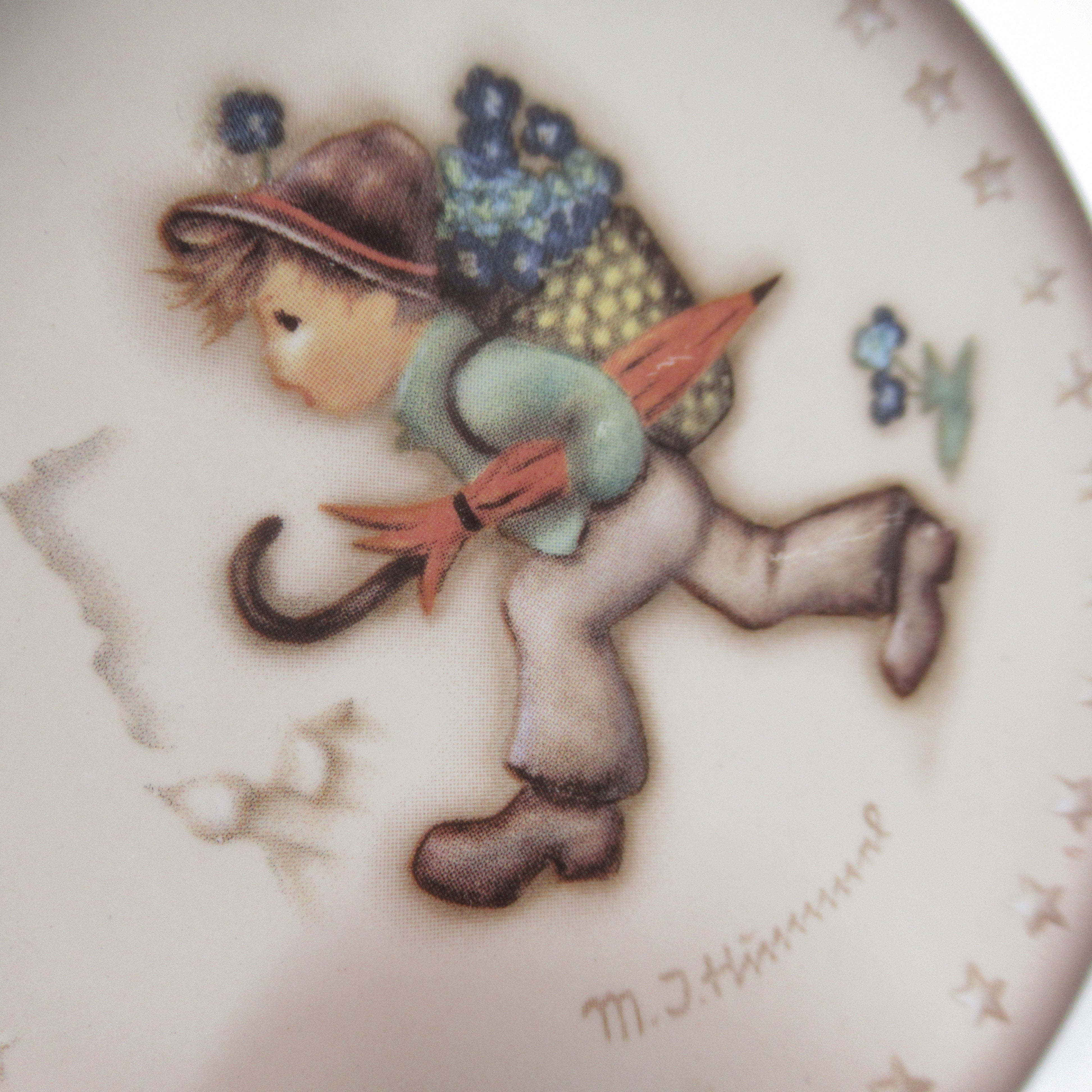 Close up image 1 of Goebel M. J. Hummel Globe-Trotter Plate 1995 8cm