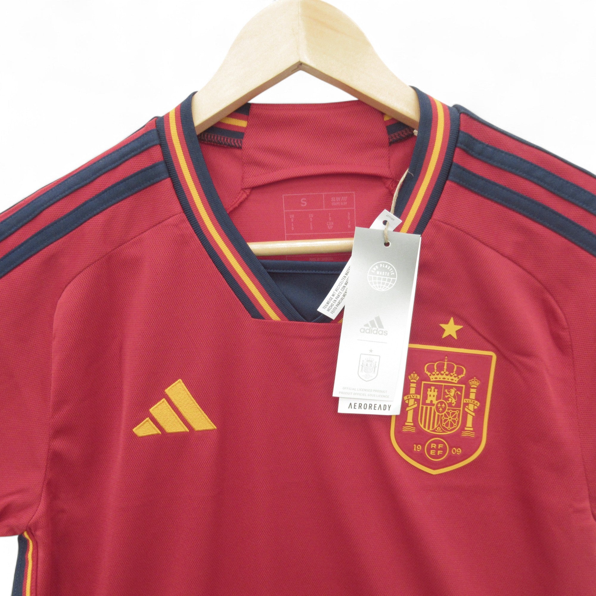 Men's Spain FC Football Shirt Small UK Slim Fit Sports Top | Pre-loved