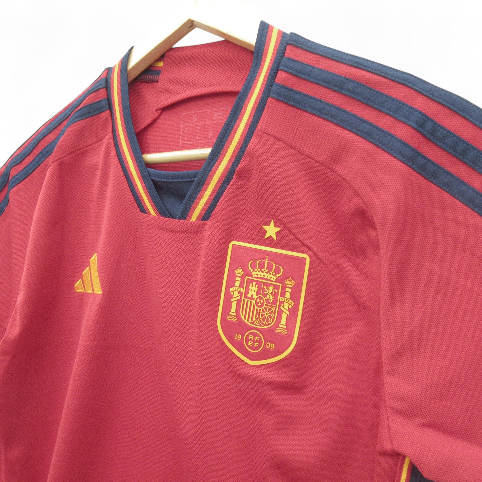 Men's Spain FC Football Shirt Small UK Slim Fit Sports Top | Pre-loved