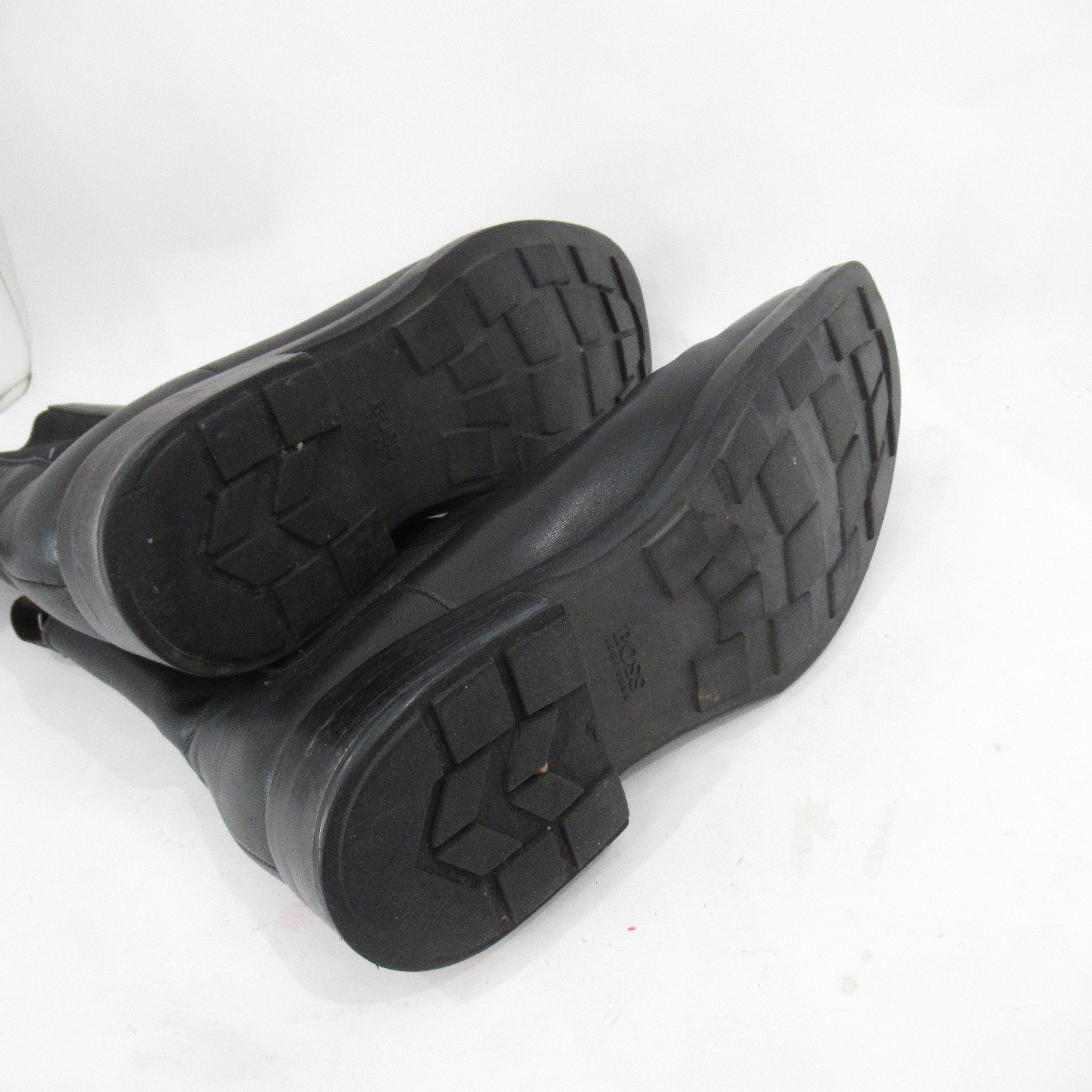 outer sole image for Hugo Boss Chelsea Boots Black Leather UK 10.5 Menswear | Pre-loved
